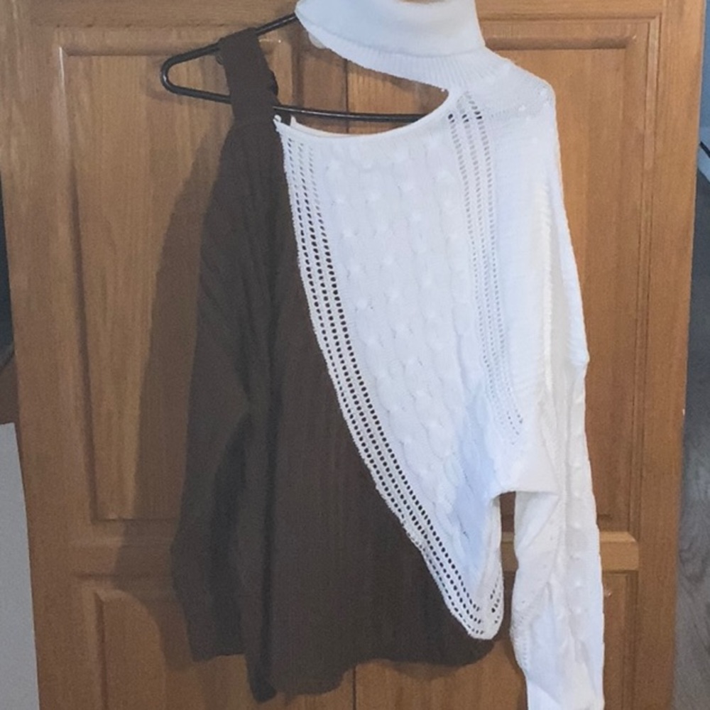 Women beautiful sweater/turtleneck with one side strap - Picture 2 of 8